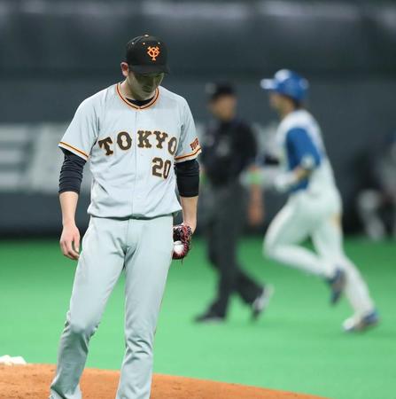 　８回、浅間（右）に勝ち越しのソロ本塁打を浴びた戸郷