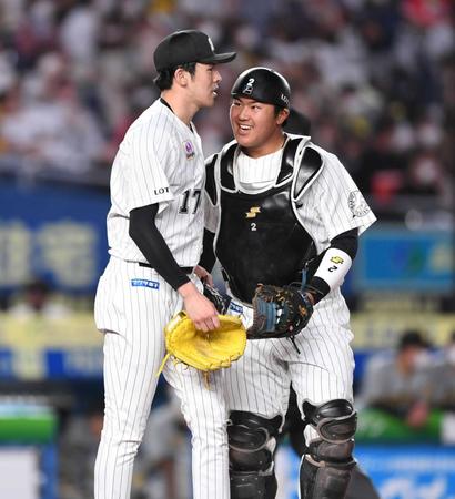 　４回のピンチを阪神の走塁ミスに助けられ松川（右）とほっとした表情を浮かべる佐々木朗（撮影・開出牧）