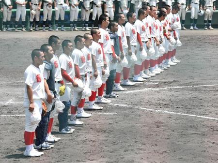 　試合に勝利し、整列する智弁和歌山ナイン（撮影・石井剣太郎）