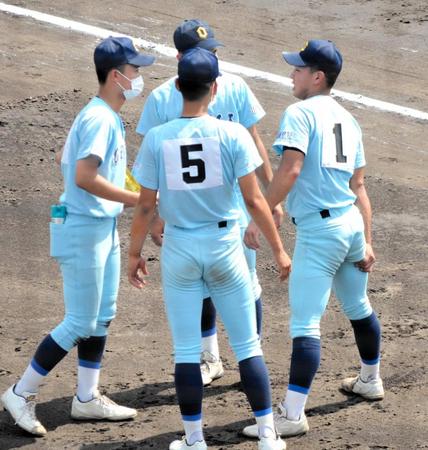 　右足の太ももを押さえてベンチへと引き揚げる近江・山田