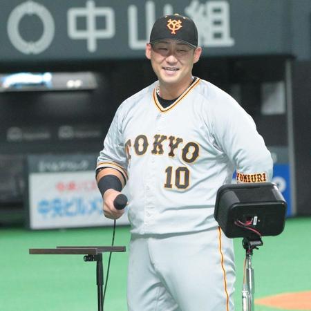 ヒーローインタビューで笑顔を見せる中田（撮影・中島達哉）