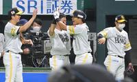 　２回、３ランを放ち、ナインとタッチを交わす渡辺（右から２人目）＝撮影・高部洋祐