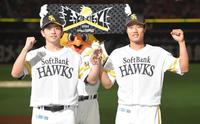 ヒーローインタビュー後、ポーズを決める大関（左）と渡辺（撮影・高部洋祐）