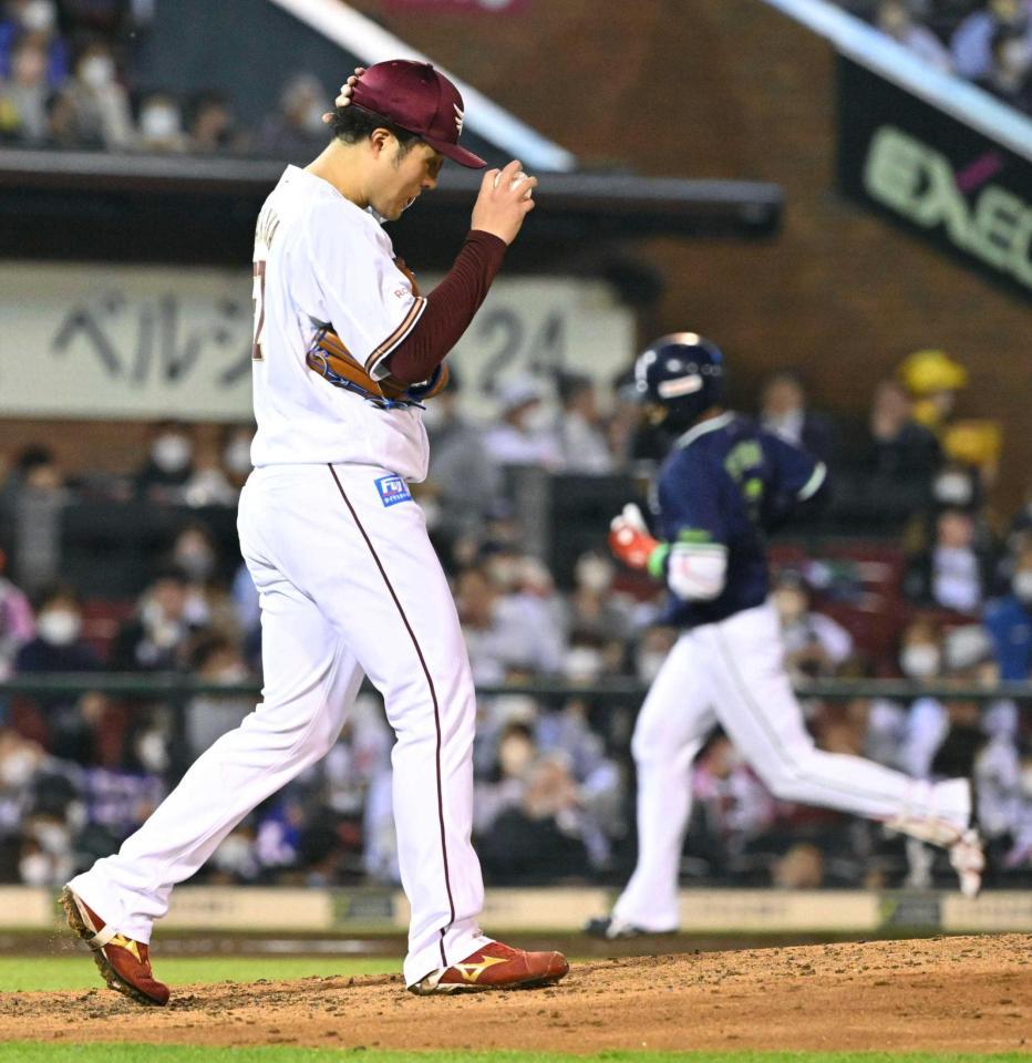 　４回、塩見（奥）に３打席連続で本塁打を浴びた滝中