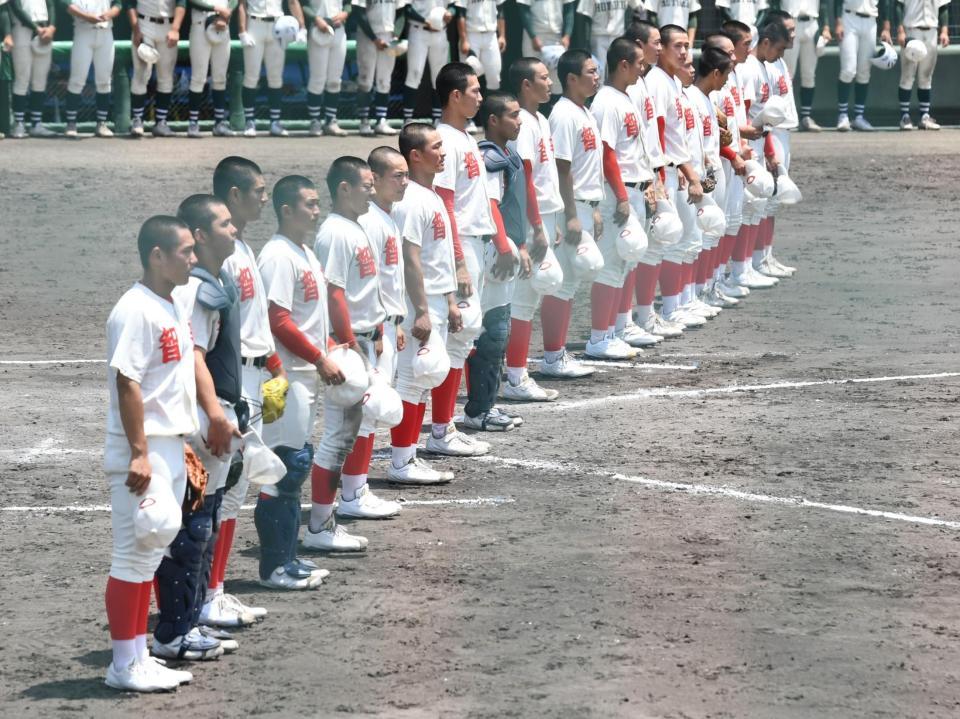 　試合に勝利し、整列する智弁和歌山ナイン（撮影・石井剣太郎）
