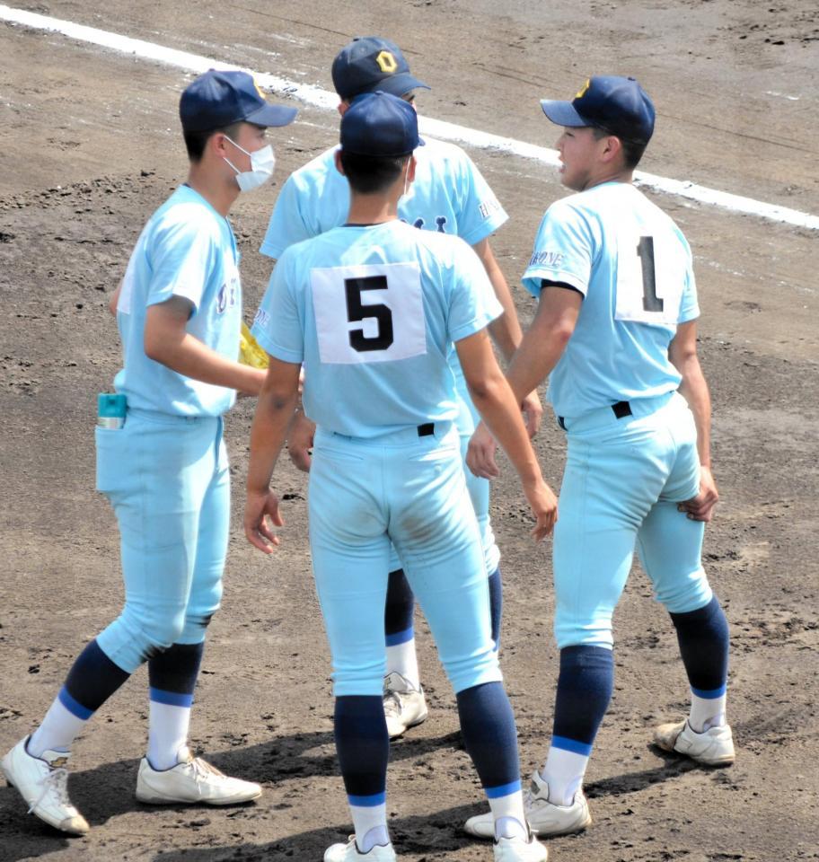 　右足の太ももを押さえてベンチへと引き揚げる近江・山田