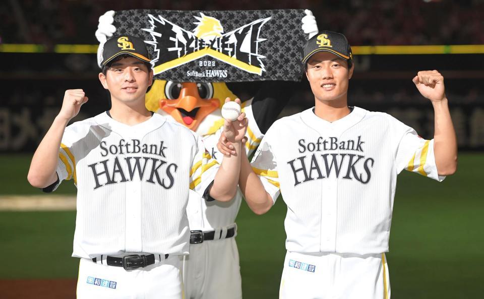 ヒーローインタビュー後、ポーズを決める大関（左）と渡辺（撮影・高部洋祐）