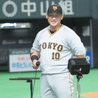 　ヒーローインタビューで笑顔を見せる中田（撮影・中島達哉）