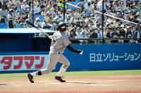 　五回に３戦連続となる３ランを放った慶大・萩尾