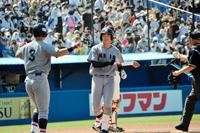 　３ランを放ち笑顔でホームにかえった慶大・萩尾