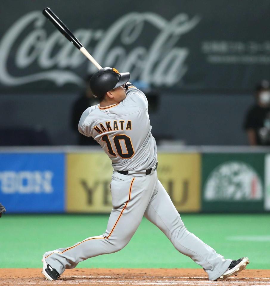 　９回、左越えに５号２ランを放つ中田