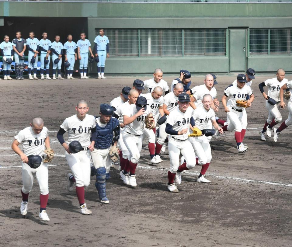 　試合に勝利した大阪桐蔭ナイン（撮影・石井剣太郎）