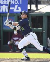 　９回、村上が左中間に本塁打を放つ（共同）