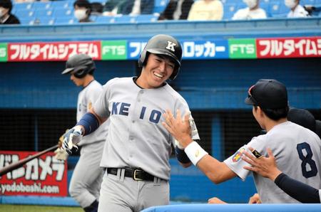 　笑顔で仲間とハイタッチをする慶大・清原