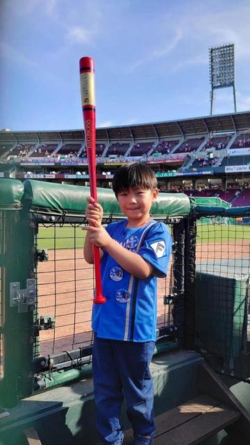 ビッグボスさん～！」スタンドの少年へ、新庄監督がノックバットをプレゼント/野球/デイリースポーツ online