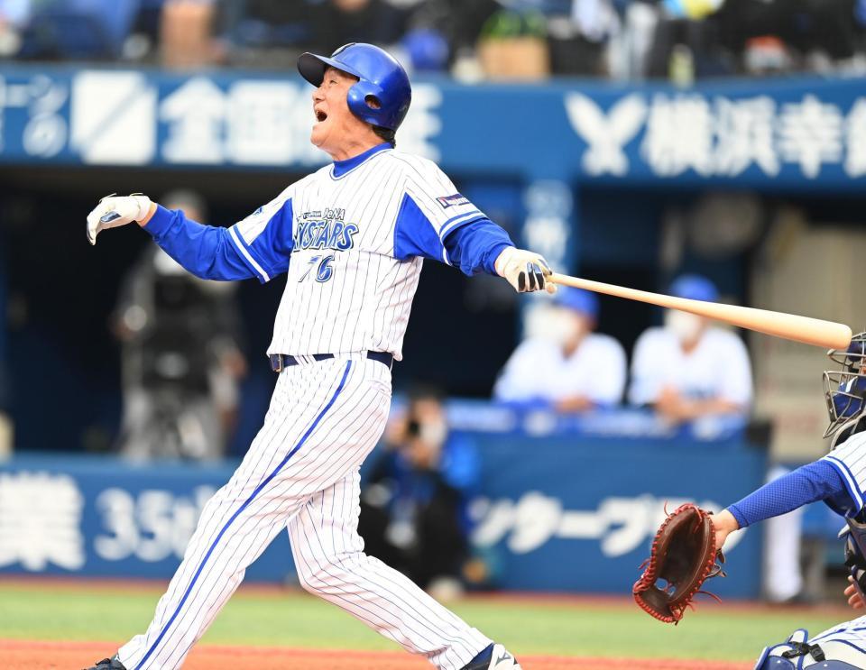 　ＯＢ対決で中前打を放つ田代コーチ（撮影・高石航平）