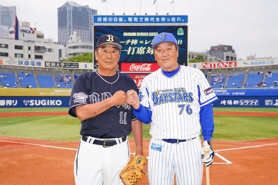 　レジェンドＯＢ対決を行った佐藤義則氏（左）と田代巡回打撃コーチ（球団提供）