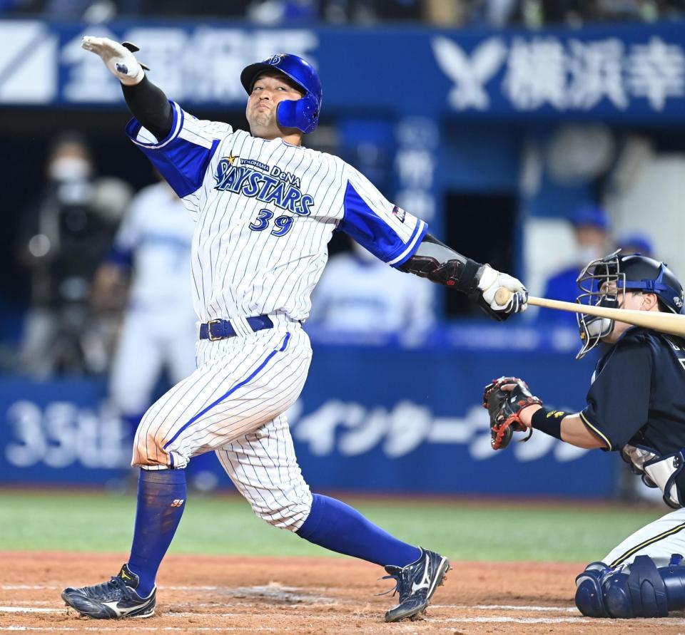 　４回、嶺井のスイングが首付近に当たり負傷交代となる伏見（撮影・高石航平）