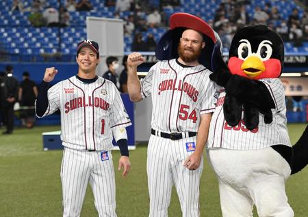 　ヒーローインタビューを終えガッツポーズを決める（左から）山田、サイスニード（撮影・開出牧）