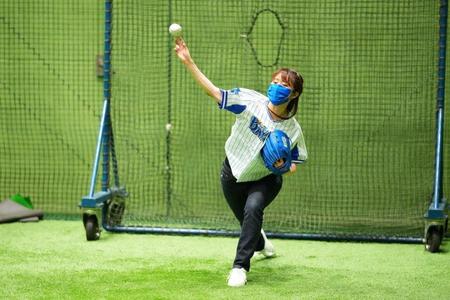 始球式を前にブルペンで投球練習する三浦監督の長女・凪沙さん（写真・球団提供）