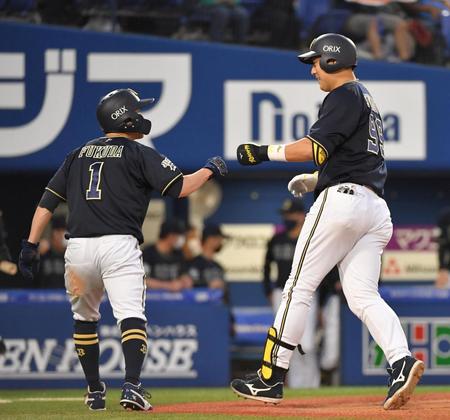 ３回、バックスクリーンへ２ランを放ち、福田（左）とグータッチする杉本（撮影・伊藤笙子）