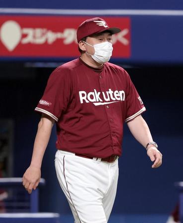 ６回、投手交代を告げる石井監督