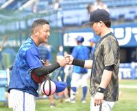 　試合前、嶺井（左）に近寄りグータッチする伏見（撮影・伊藤笙子）