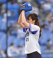 始球式で投げる三浦監督の娘、凪沙さん（撮影・伊藤笙子）