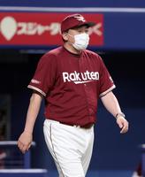 ６回、投手交代を告げる石井監督