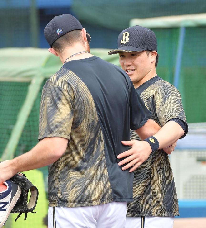 　球場入りし、ビドル（左）に心配される伏見（撮影・伊藤笙子）