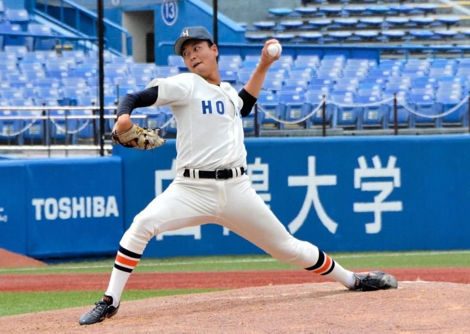 ５回１安打無失点、10奪三振を挙げた法大・安達＝神宮球場