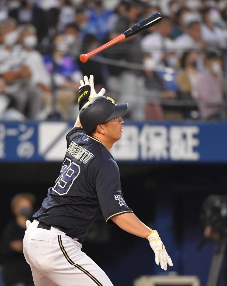 ３回オリックス１死二塁、バックスクリーンへ２ランを放つオリックス・杉本裕太郎＝横浜スタジアム（撮影・伊藤笙子）