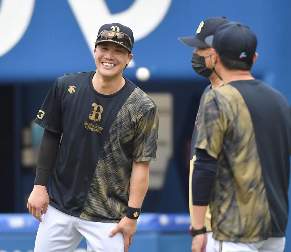 試合前、中嶋聡監督（右奥）と談笑するオリックス・伏見寅威＝横浜スタジアム（撮影・伊藤笙子）