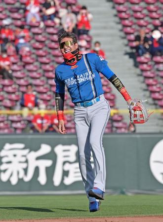 　試合前練習、グラブを手に遊撃の守備位置についた新庄監督（撮影・立川洋一郎）