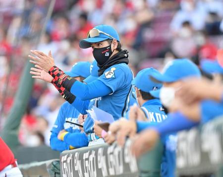 　ベンチから守備位置の指示を出す新庄ビッグボス（撮影・立川洋一郎）