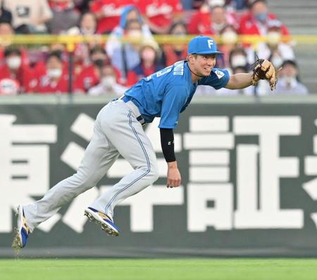 　３回、マクブルームの打球をキャッチして本塁へ好返球。三走・野間をアウトにする松本（撮影・立川洋一郎）