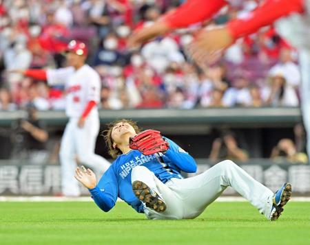 　３回、西川の強烈な打球を足に受けて転倒する伊藤（撮影・立川洋一郎）