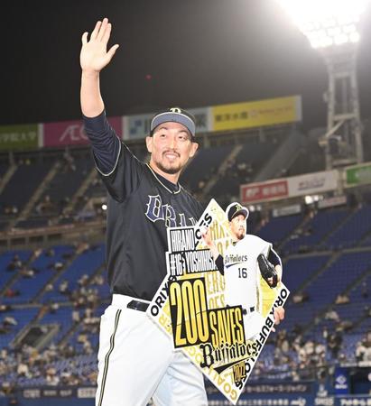 　日本通算２００セーブを達成し、ファンの拍手に手を上げて応える平野佳（撮影・高石航平）