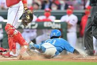 　３回、ダブルスチールを仕掛け、本塁へ生還する三走・今川（撮影・立川洋一郎）