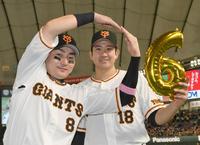 　今季初の２発を放った丸（左）と６勝目を挙げた菅野（撮影・佐々木彰尚）