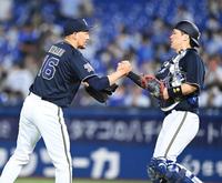　９回、セーブ機会を無失点で締め、伏見とタッチをかわす平野佳（撮影・高石航平）