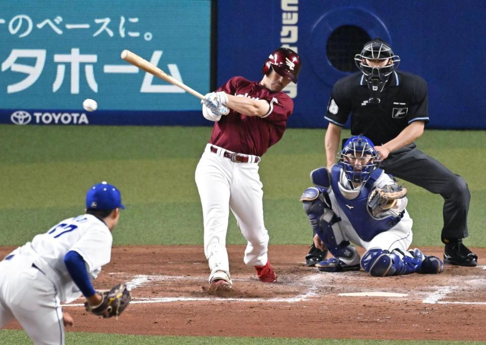 　３回、島内が中前に適時打を放つ。投手・上田