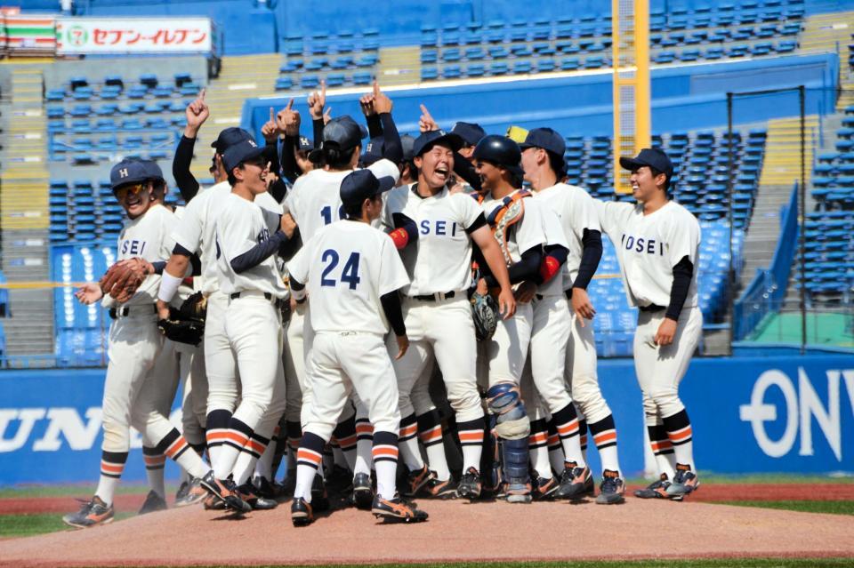 　優勝が決定し、マウンドに集まる法大メンバー