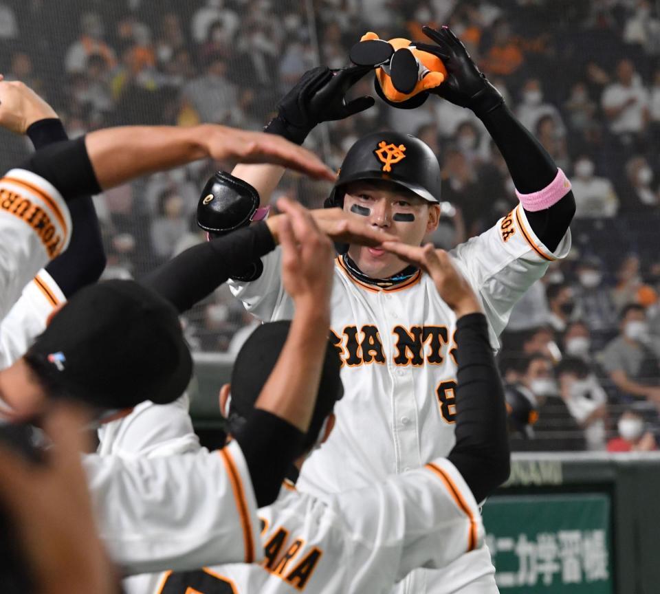 　１回、先頭打者ソロを放ち、ベンチ前でポーズを決める丸（撮影・佐々木彰尚）