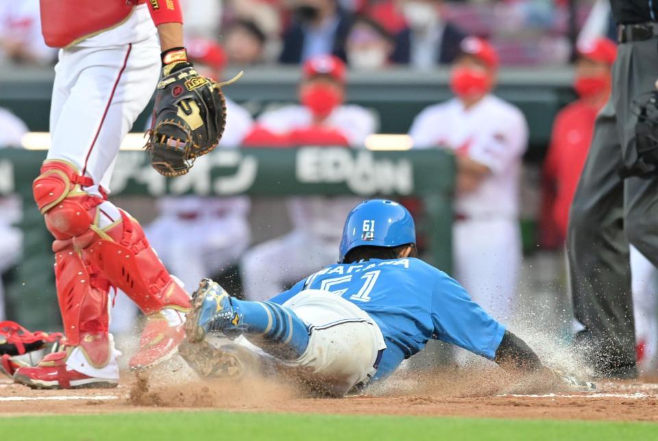 　３回、ダブルスチールを仕掛け、本塁へ生還する三走・今川（撮影・立川洋一郎）