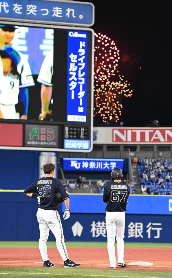 ｄｅｎａのピンチで花火 試合が止まる 横浜開港記念日のお祝い 杉本も苦笑い 野球 デイリースポーツ Online