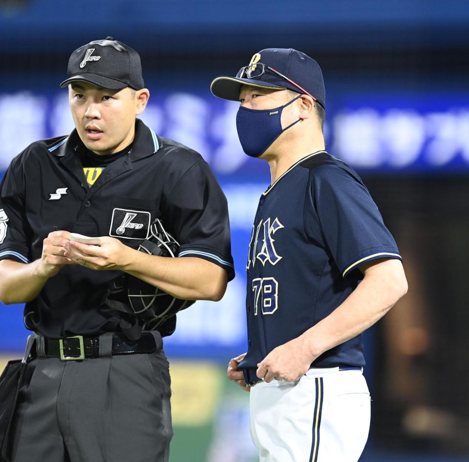 　８回、選手交代を告げる中嶋監督（撮影・高石航平）