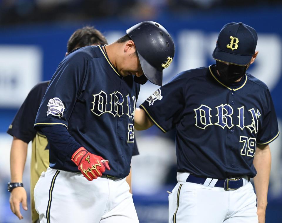 　８回、死球で負傷し交代する紅林（撮影・高石航平）