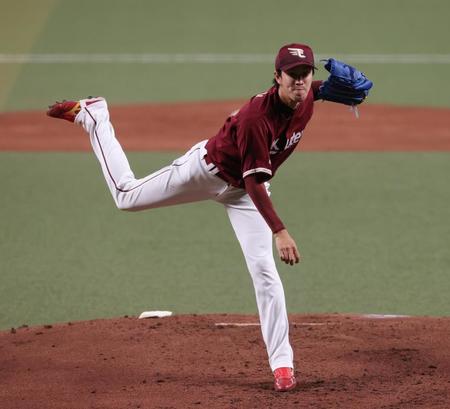 　先発し、中日打線相手に力投する岸