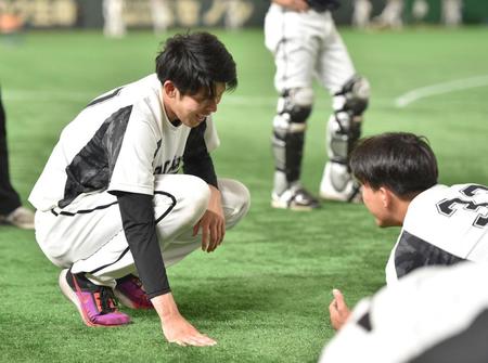 　試合前、八木（右）と談笑する佐々木朗＝撮影・伊藤笙子